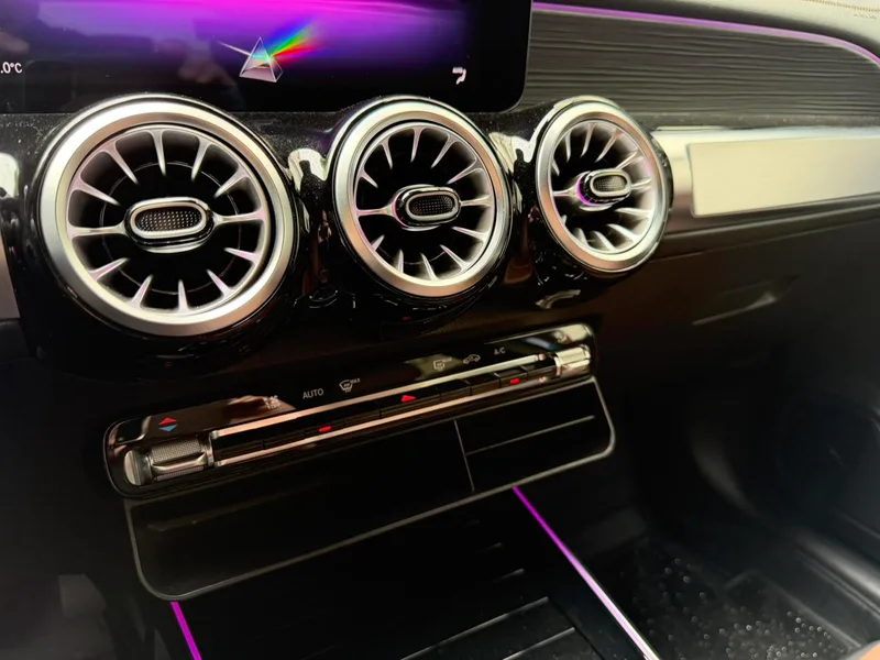 Mercedes-Benz GLB 2024 GLB 220 4MATIC interior photo 18