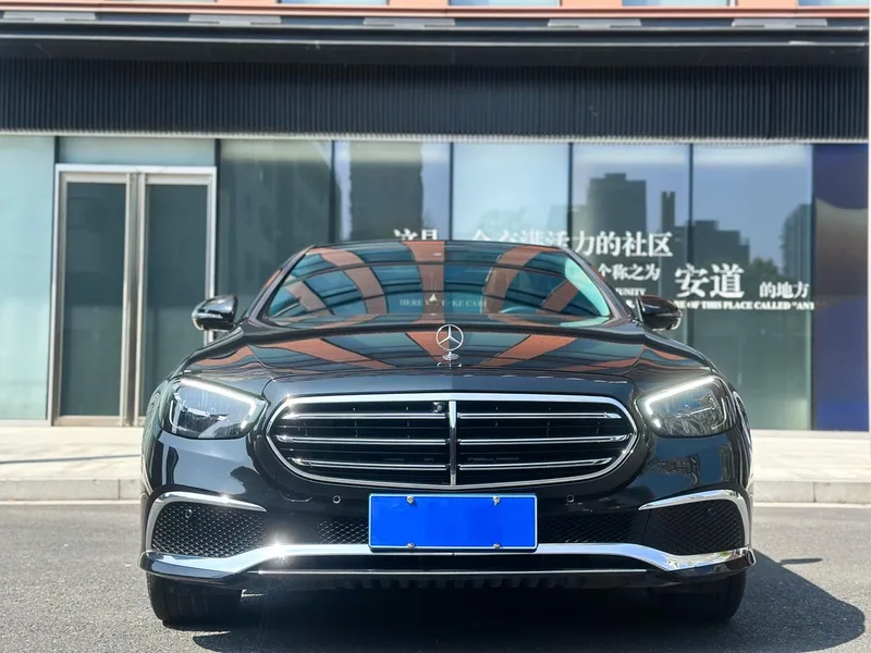 Mercedes-Benz E-Class 2022 E 300 L De lujo Coche exterior foto 2 Mercedes-Benz E-Class 2022 E 300 L De lujo Coche exterior foto 2