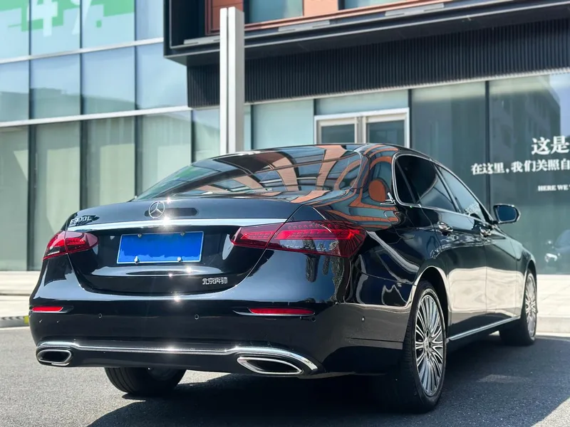 Mercedes-Benz E-Class 2022 E 300 L De lujo Coche exterior foto 4 Mercedes-Benz E-Class 2022 E 300 L De lujo Coche exterior foto 4