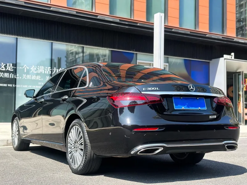 Mercedes-Benz E-Class 2022 E 300 L De lujo Coche exterior foto 6 Mercedes-Benz E-Class 2022 E 300 L De lujo Coche exterior foto 6