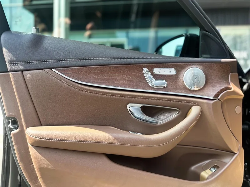 Mercedes-Benz E-Class 2022 E 300 L De lujo Coche interior foto 8 Mercedes-Benz E-Class 2022 E 300 L De lujo Coche interior foto 8