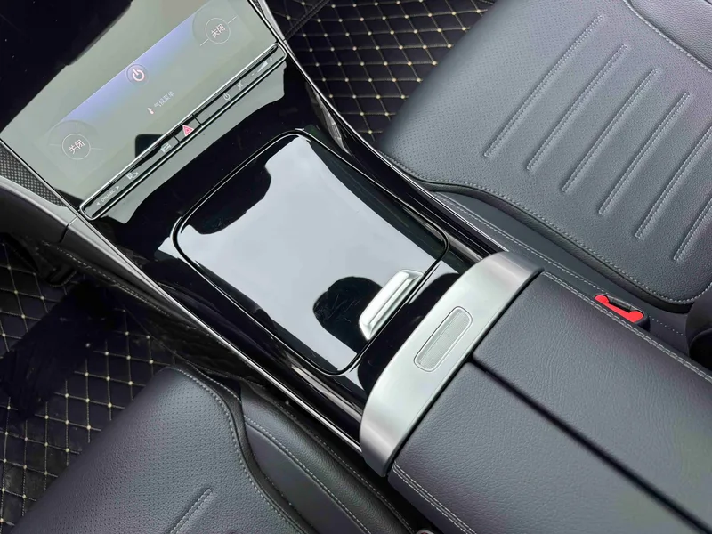 Mercedes-Benz C-Class 2025 C 260 L Sports version interior photo 11 Mercedes-Benz C-Class 2025 C 260 L Sports version interior photo 11