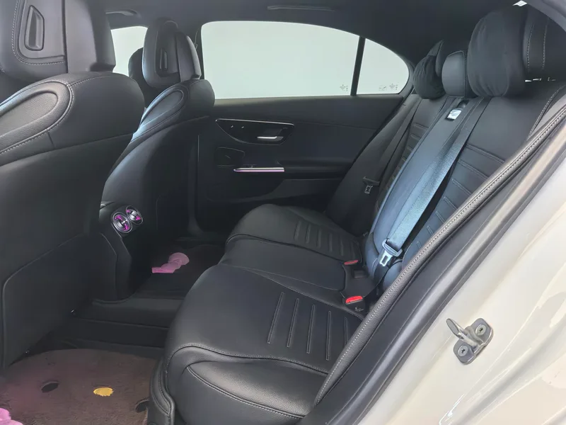 Mercedes-Benz C-Class 2024 Tres cambios C 260 L Versión deportiva interior foto 15