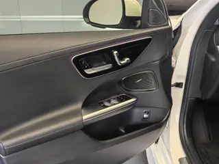 Mercedes-Benz C-Class 2024 Tres cambios C 260 L Versión deportiva interior foto 17