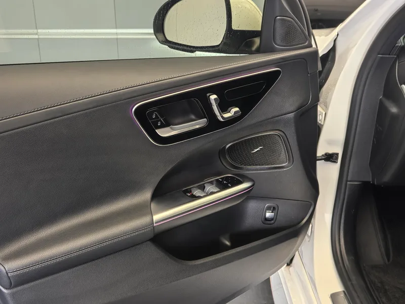 Mercedes-Benz C-Class 2024 Tres cambios C 260 L Versión deportiva interior foto 17