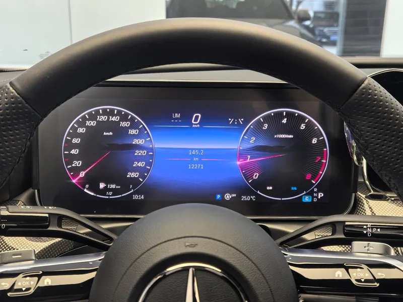 Mercedes-Benz C-Class 2024 Tres cambios C 260 L Versión deportiva interior foto 18