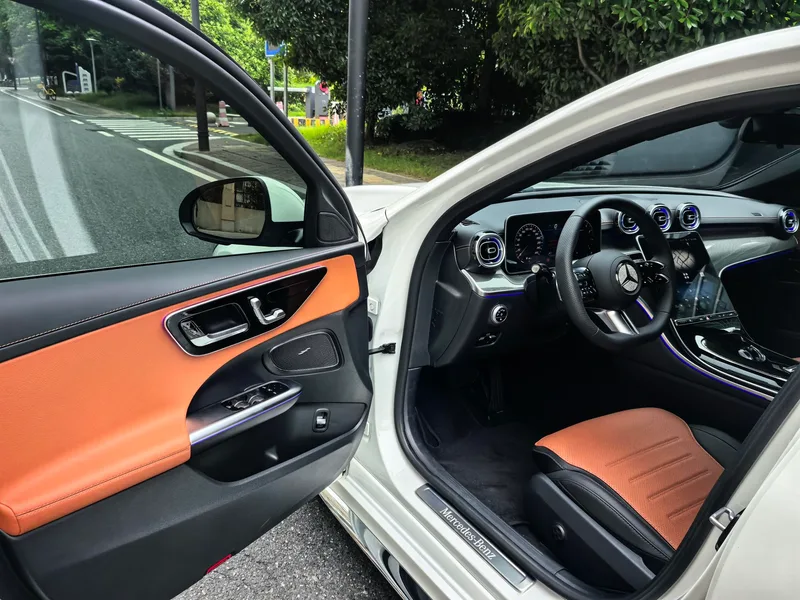 Mercedes-Benz C-Class 2025 C 260 L Versión deportiva interior foto 9 Mercedes-Benz C-Class 2025 C 260 L Versión deportiva interior foto 9