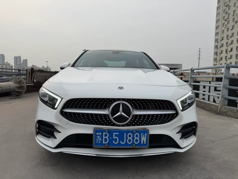 Mercedes-Benz A-Class 2022 A 200 L Edición de moda de coche deportivo exterior foto 2