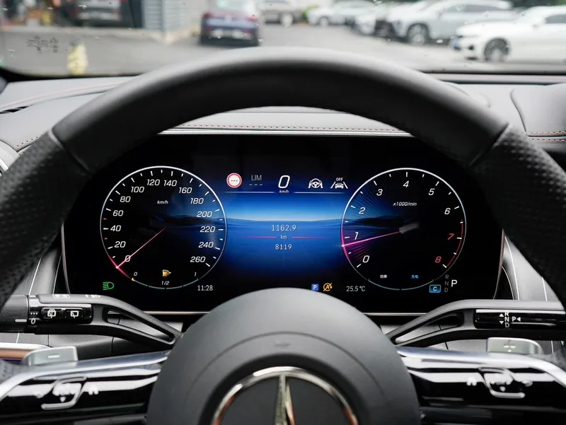 Mercedes-Benz GLC 2025 GLC 300 L 4MATIC Luxury type 5 seat exterior photo 9
