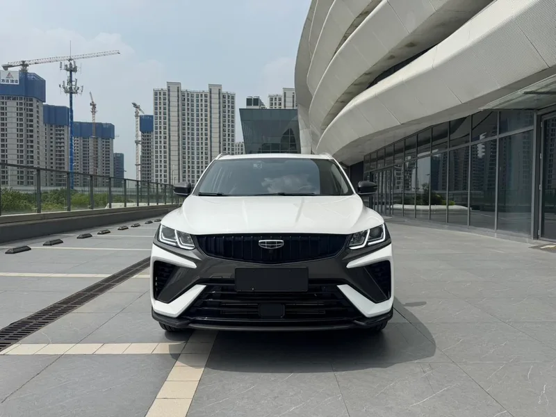 Geely Coolray 2023 1.5T DCT Edición de platino exterior foto 2 Geely Coolray 2023 1.5T DCT Edición de platino exterior foto 2