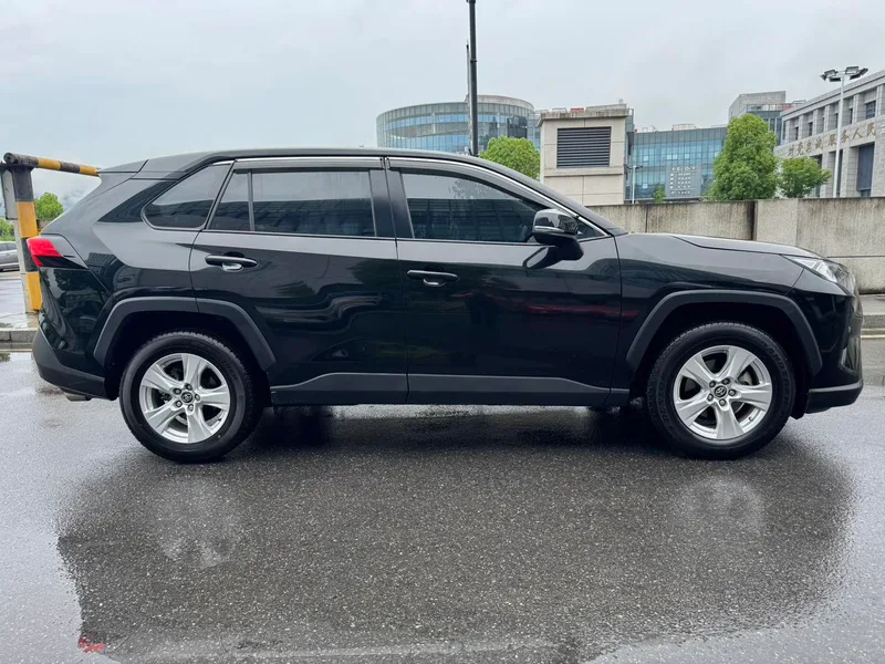 Toyota RAV4 2023 2.0L CVT Two-wheel drive urban version exterior photo 4 Toyota RAV4 2023 2.0L CVT Two-wheel drive urban version exterior photo 4