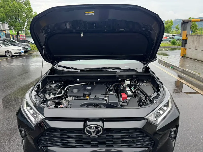 Toyota RAV4 2023 2.0L CVT Two-wheel drive urban version interior photo 17 Toyota RAV4 2023 2.0L CVT Two-wheel drive urban version interior photo 17