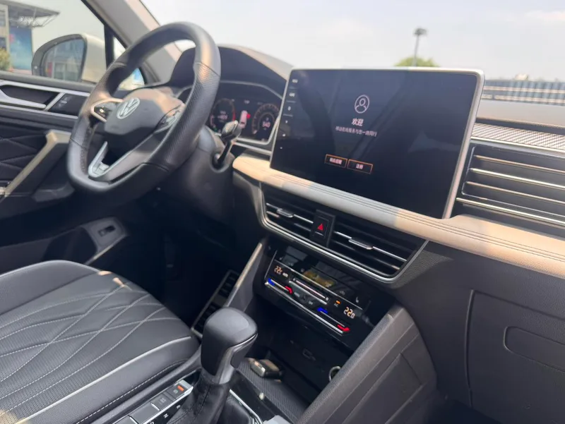 Volkswagen Tiguan L 2022 330TSI Automatic two-wheel drive R-Line Enjoy more version interior photo 11 Volkswagen Tiguan L 2022 330TSI Automatic two-wheel drive R-Line Enjoy more version interior photo 11