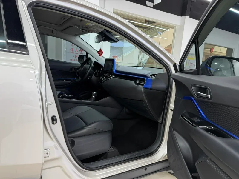 Toyota C-HR 2022 2.0L Comfort Edition interior photo 6 Toyota C-HR 2022 2.0L Comfort Edition interior photo 6