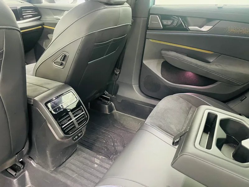Volkswagen Passat 2025 Pro 380TSI Star Dragon Edition interior photo 11