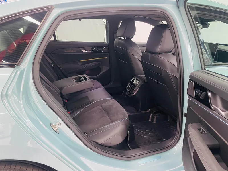 Volkswagen Passat 2025 Pro 380TSI Star Dragon Edition interior photo 13