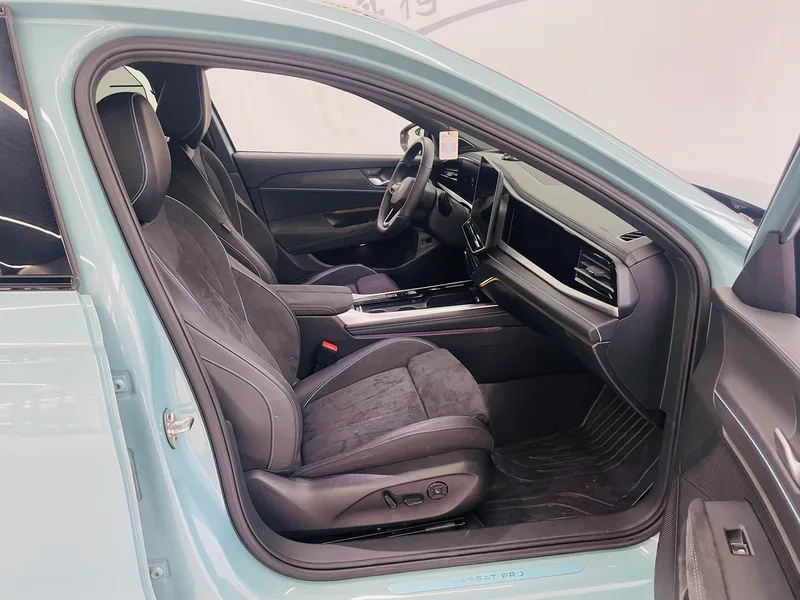 Volkswagen Passat 2025 Pro 380TSI Star Dragon Edition interior photo 14