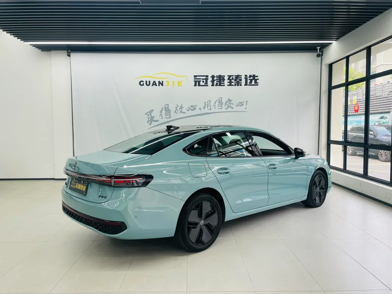 Volkswagen Passat 2025 Pro 380TSI Star Dragon Edition interior photo 17