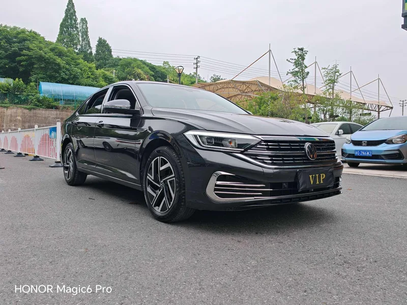 Volkswagen Sagitar 2023 300TSI DSG Version transcendée extérieur photo 3 Volkswagen Sagitar 2023 300TSI DSG Version transcendée extérieur photo 3