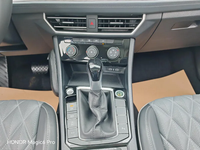 Volkswagen Sagitar 2023 300TSI DSG Version transcendée intérieur photo 11 Volkswagen Sagitar 2023 300TSI DSG Version transcendée intérieur photo 11
