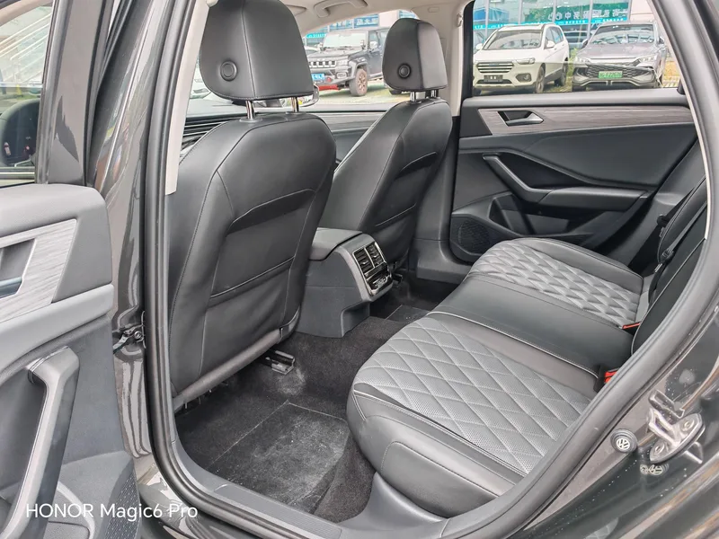 Volkswagen Sagitar 2023 300TSI DSG Version transcendée intérieur photo 12 Volkswagen Sagitar 2023 300TSI DSG Version transcendée intérieur photo 12