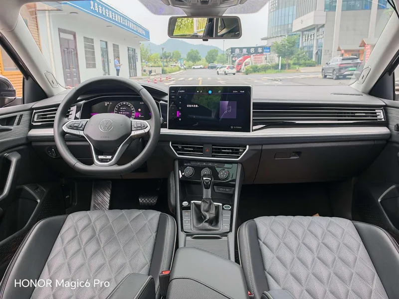 Volkswagen Sagitar 2023 300TSI DSG Version transcendée intérieur photo 15 Volkswagen Sagitar 2023 300TSI DSG Version transcendée intérieur photo 15