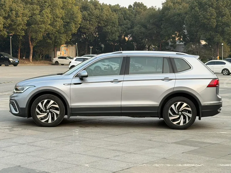 Volkswagen Tiguan L 2022 330TSI Automatic two-wheel drive comfortable version exterior photo 3 Volkswagen Tiguan L 2022 330TSI Automatic two-wheel drive comfortable version exterior photo 3