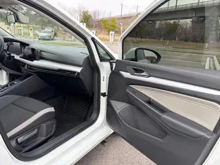 Volkswagen Golf 2023 200TSI DSG Pro interior photo 11 Volkswagen Golf 2023 200TSI DSG Pro interior photo 11