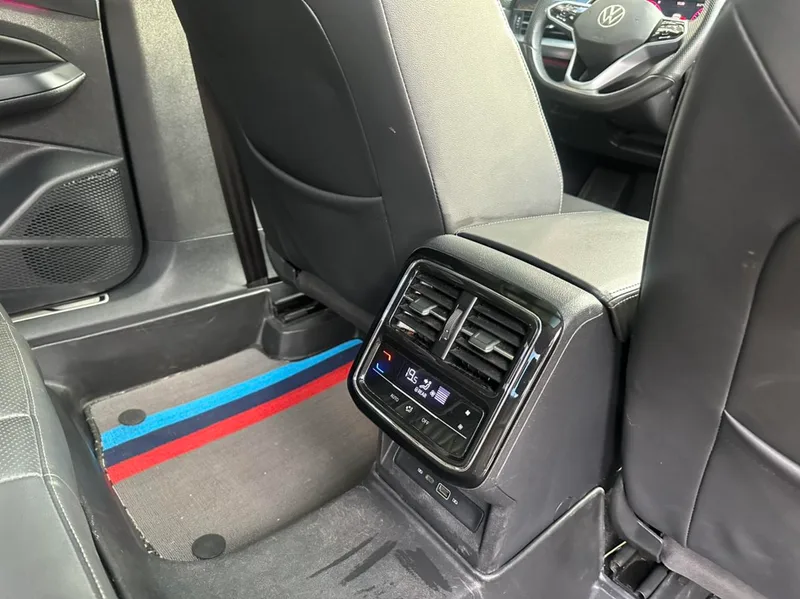 Volkswagen Passat 2023 Restyling 330TSI Luxury Edition interior photo 14 Volkswagen Passat 2023 Restyling 330TSI Luxury Edition interior photo 14