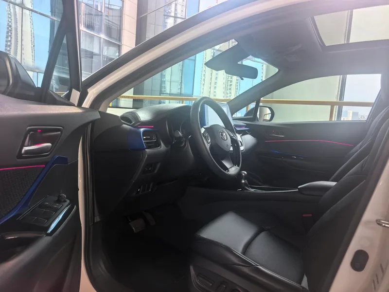 Toyota C-HR 2021 2.0L Luxury Edition interior photo 6 Toyota C-HR 2021 2.0L Luxury Edition interior photo 6