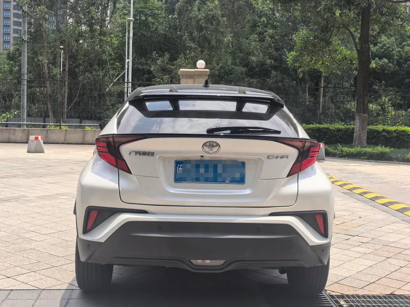 Toyota C-HR 2021 2.0L Luxury Edition interior photo 8 Toyota C-HR 2021 2.0L Luxury Edition interior photo 8