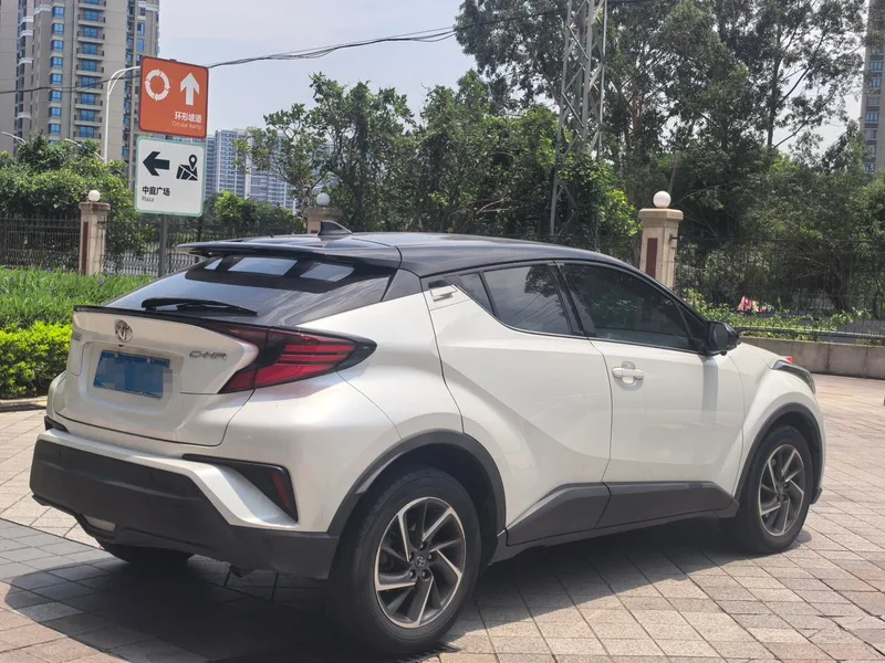 Toyota C-HR 2021 2.0L Luxury Edition interior photo 9 Toyota C-HR 2021 2.0L Luxury Edition interior photo 9