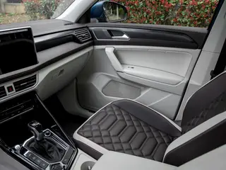 Volkswagen Tayron 2023 330TSI Deux roues motrices, luxe Plus Version avancée intérieur photo 10 Volkswagen Tayron 2023 330TSI Deux roues motrices, luxe Plus Version avancée intérieur photo 10