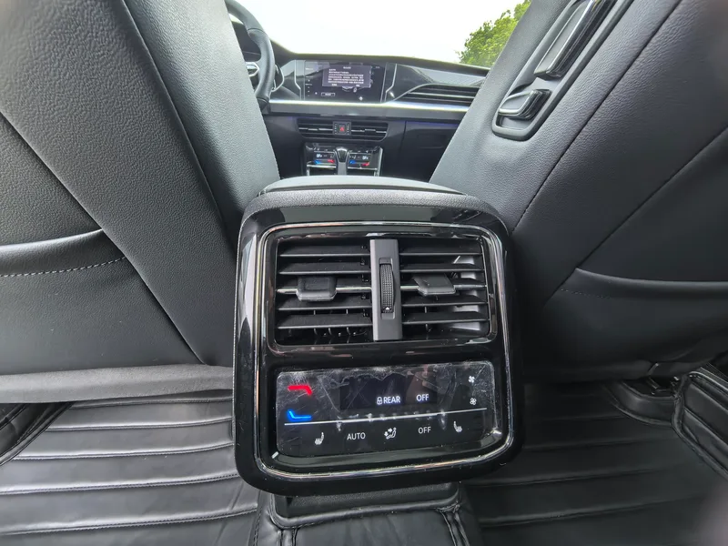 Volkswagen Passat 2023 330TSI Star Premium Edition interior photo 15 Volkswagen Passat 2023 330TSI Star Premium Edition interior photo 15