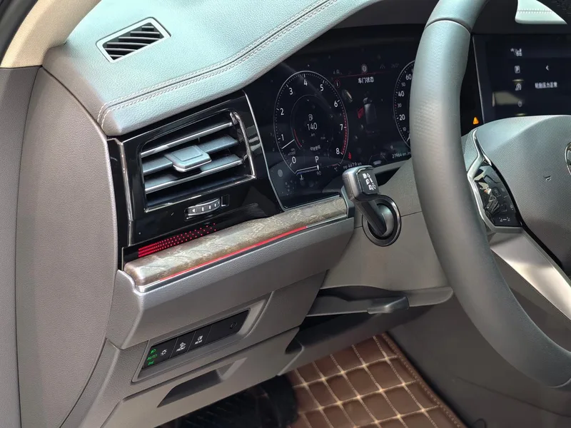 Volkswagen Touareg 2023 3.0TSI Version de la première jouissance Set de sport noir Yao extérieur photo 5 Volkswagen Touareg 2023 3.0TSI Version de la première jouissance Set de sport noir Yao extérieur photo 5