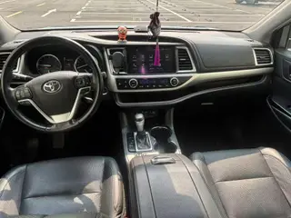 Toyota Highlander 2018 2.0T Four-wheel drive Premium Edition 7 seat Country VI interior photo 6 Toyota Highlander 2018 2.0T Four-wheel drive Premium Edition 7 seat Country VI interior photo 6