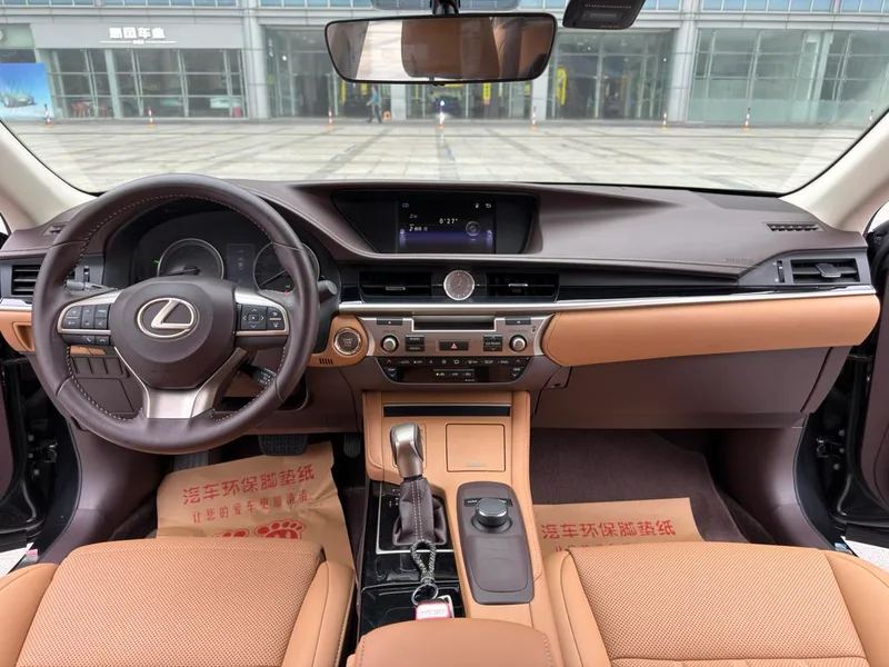 Lexus ES 2017 200 30 Anniversary Edition interior photo 9 Lexus ES 2017 200 30 Anniversary Edition interior photo 9