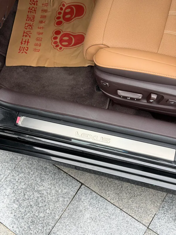Lexus ES 2017 200 30 Anniversary Edition interior photo 16 Lexus ES 2017 200 30 Anniversary Edition interior photo 16