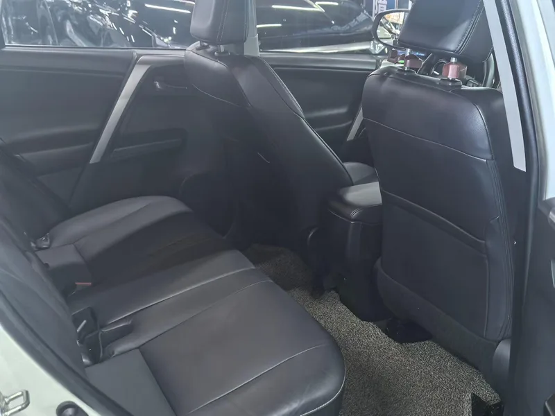 Toyota RAV4 2016 2.0L CVT Versión de moda con tracción en dos ruedas interior foto 6 Toyota RAV4 2016 2.0L CVT Versión de moda con tracción en dos ruedas interior foto 6
