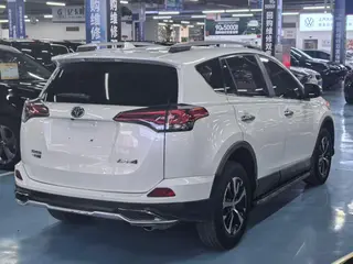 Toyota RAV4 2016 2.0L CVT Versión de moda con tracción en dos ruedas interior foto 7 Toyota RAV4 2016 2.0L CVT Versión de moda con tracción en dos ruedas interior foto 7