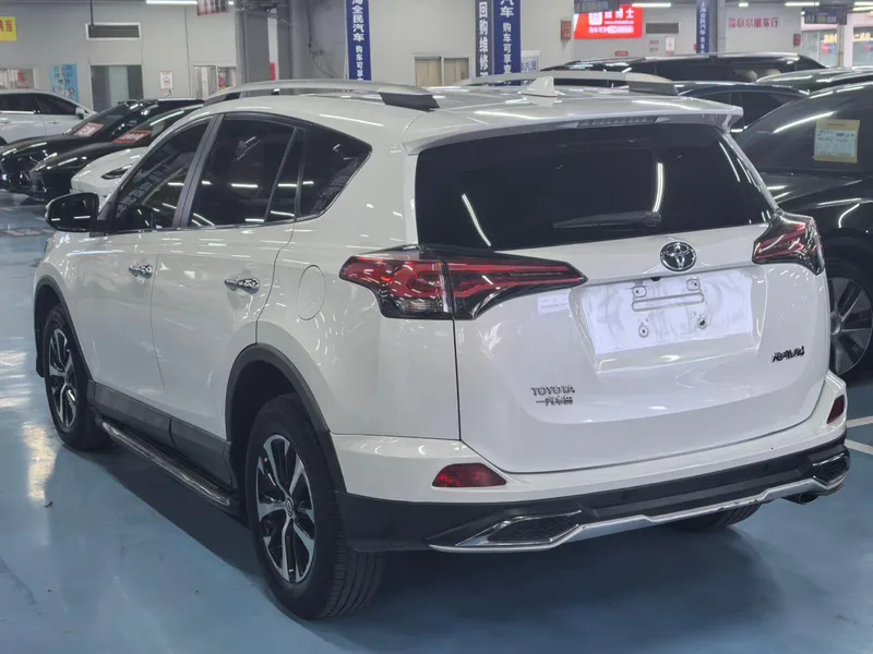 Toyota RAV4 2016 2.0L CVT Versión de moda con tracción en dos ruedas interior foto 8 Toyota RAV4 2016 2.0L CVT Versión de moda con tracción en dos ruedas interior foto 8