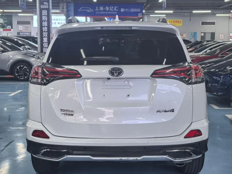 Toyota RAV4 2016 2.0L CVT Versión de moda con tracción en dos ruedas interior foto 9 Toyota RAV4 2016 2.0L CVT Versión de moda con tracción en dos ruedas interior foto 9