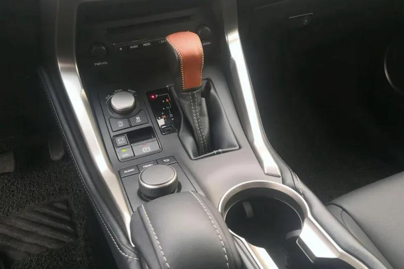 Lexus NX 2015 200 full drive Fengshang Edition interior photo 14 Lexus NX 2015 200 full drive Fengshang Edition interior photo 14