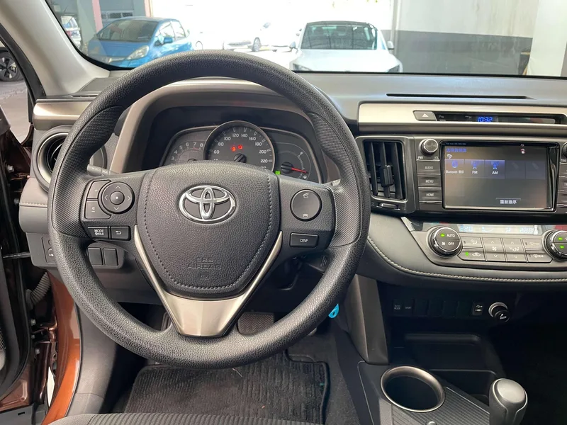 Toyota RAV4 2015 2.0L CVT Two-Drive Fashion Edition interior photo 11 Toyota RAV4 2015 2.0L CVT Two-Drive Fashion Edition interior photo 11