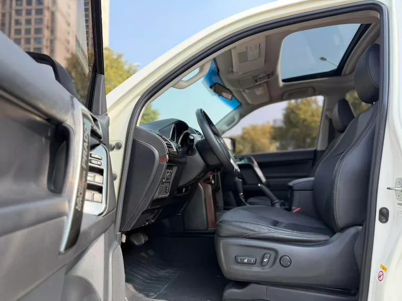 Toyota Prado 2018 3.5L Automatic TX-L NAVI interior photo 9 Toyota Prado 2018 3.5L Automatic TX-L NAVI interior photo 9