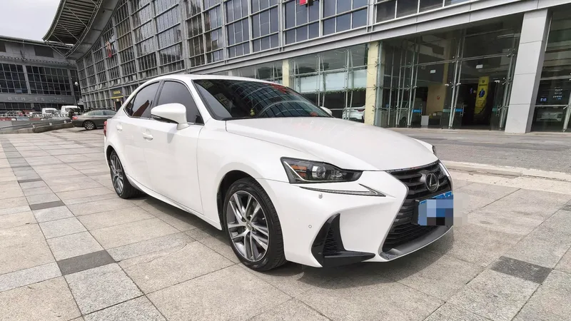 Lexus IS 2017 300 Versión líder exterior foto 3 Lexus IS 2017 300 Versión líder exterior foto 3
