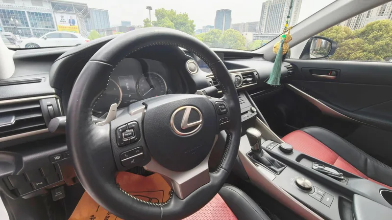 Lexus IS 2017 300 Versión líder interior foto 13 Lexus IS 2017 300 Versión líder interior foto 13