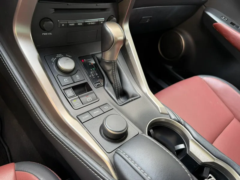 Lexus NX 2015 300h Tracción delantera Versión de Fengshang interior foto 11 Lexus NX 2015 300h Tracción delantera Versión de Fengshang interior foto 11