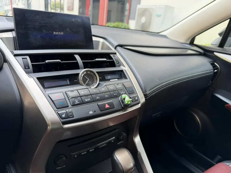 Lexus NX 2015 300h Tracción delantera Versión de Fengshang interior foto 13 Lexus NX 2015 300h Tracción delantera Versión de Fengshang interior foto 13