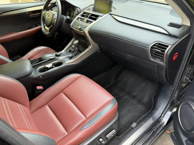 Lexus NX 2015 300h Tracción delantera Versión de Fengshang interior foto 15 Lexus NX 2015 300h Tracción delantera Versión de Fengshang interior foto 15
